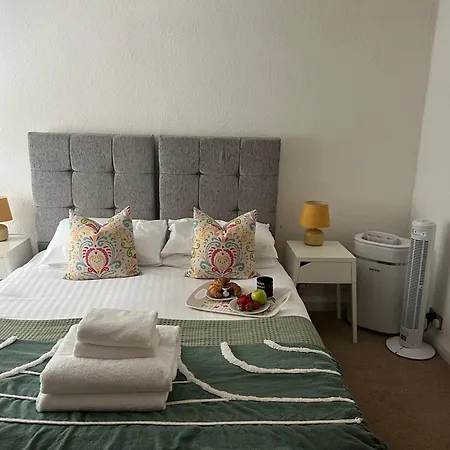 Tyan, Prázdninový dům Ambleside