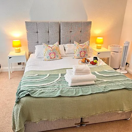 Tyan, Prázdninový dům Ambleside