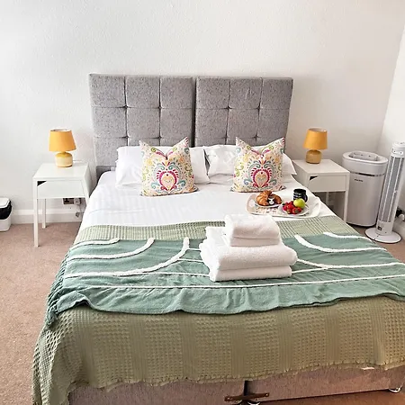 Tyan, Prázdninový dům Ambleside